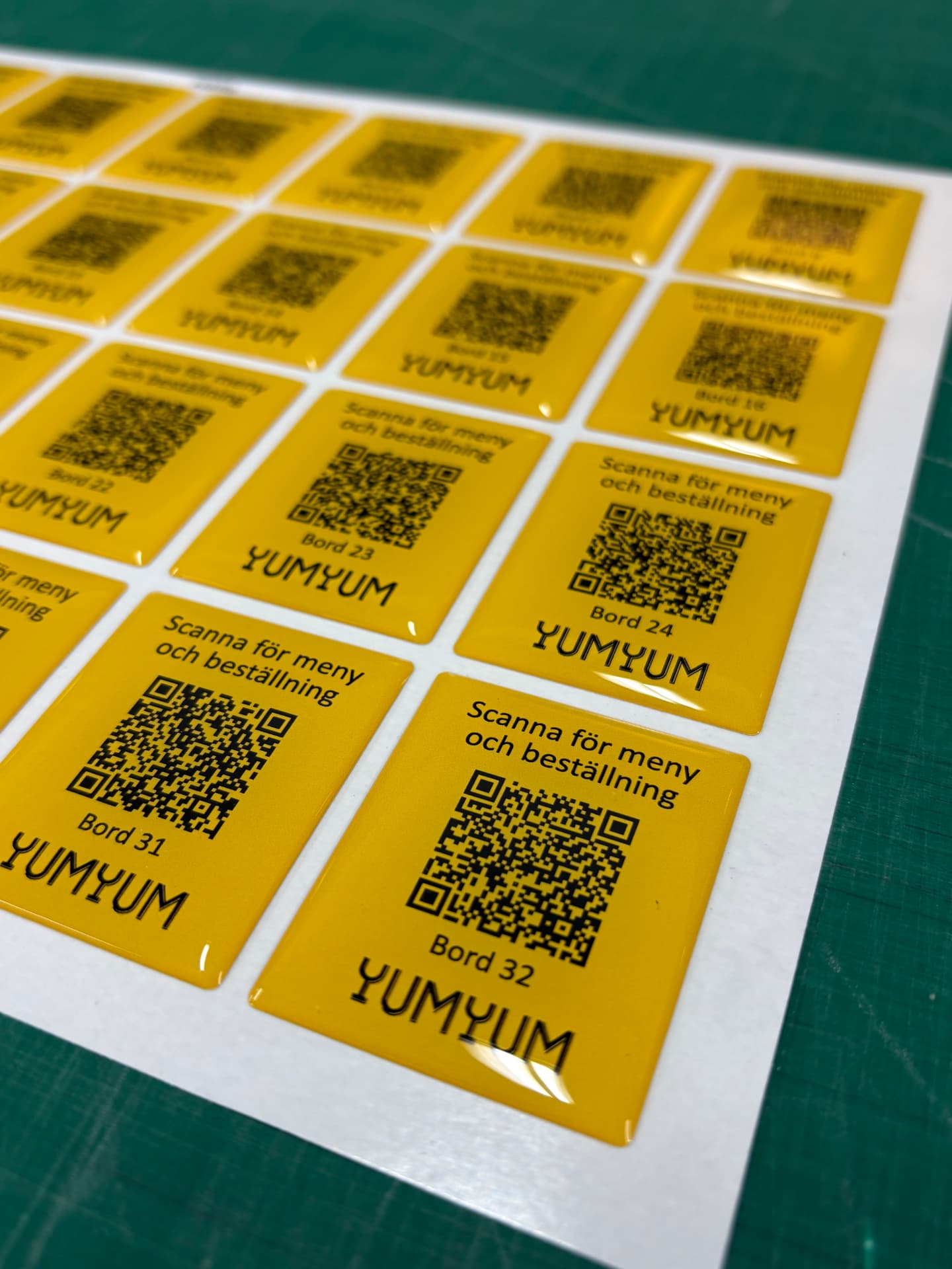 Ark med tryckta QR-kodsdekaler märkta per bord